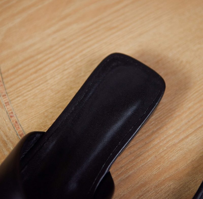 Gal Kvinders Flad Sort Læder Sandal - Sort