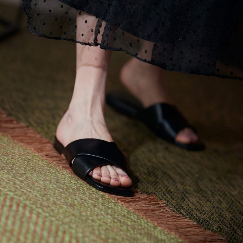 Gal Kvinders Flad Sort Læder Sandal - Sort