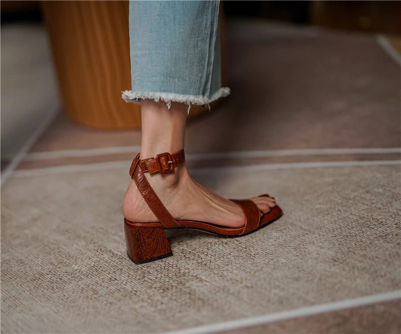 Virginia Sandal Med Metalspænde Og Hæle Til Kvinder - Brun