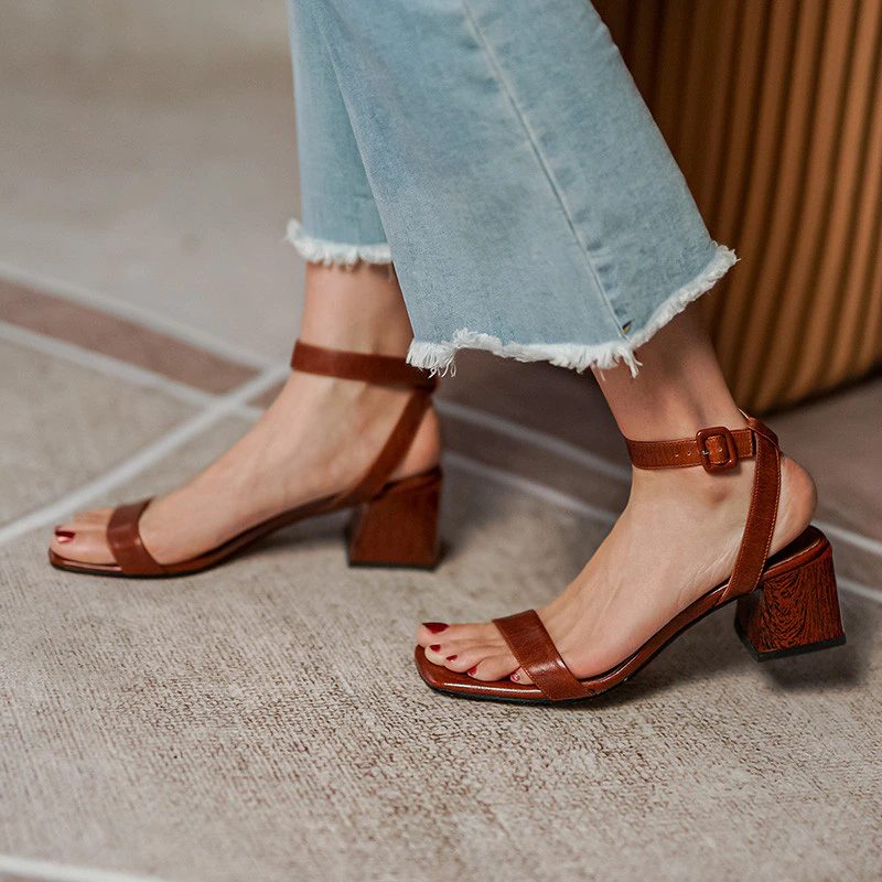 Virginia Sandal Med Metalspænde Og Hæle Til Kvinder - Brun